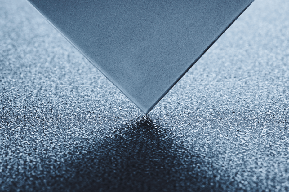 Płytka dotykająca rogiem podłoża