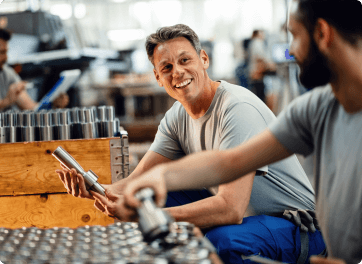 Dwóch pracowników sprawdza elementy